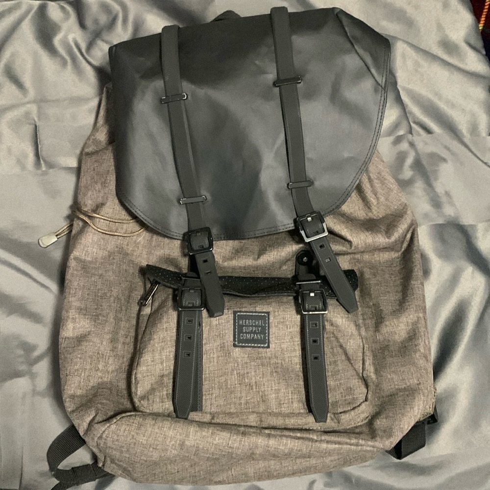 Very nice Herschel supply company backpack excellent condition
